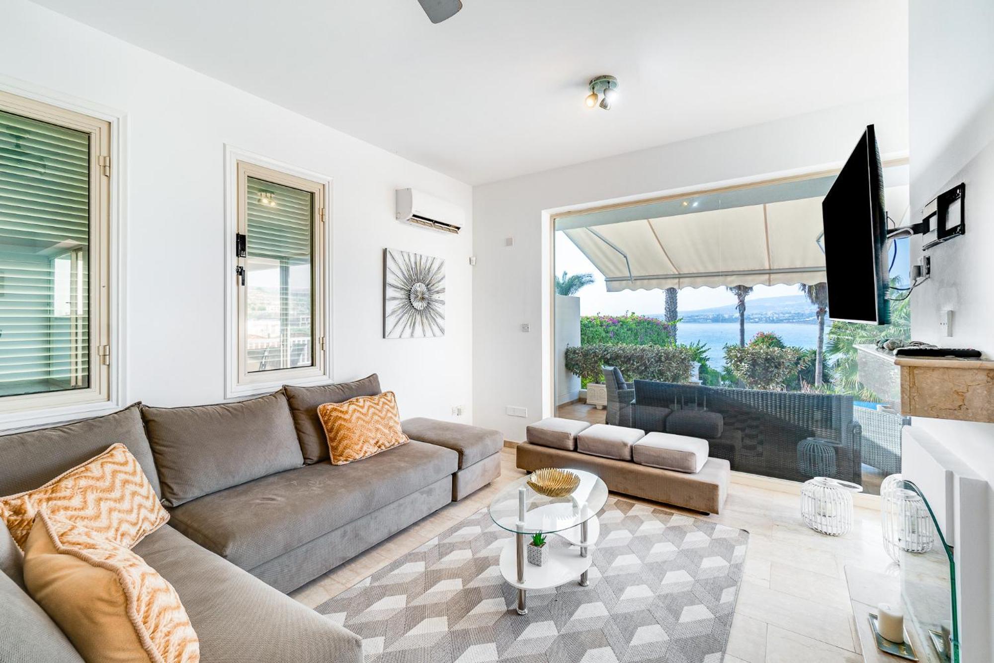 Beach Front Villa Mer Blu By Ezoria Villas Coral Bay Exterior photo